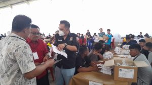 Tinjau Pelipatan Surat Suara, Walikota Maurits Mantiri Apresiasi Kinerja KPU Bitung