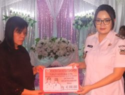 Melayat ke Rumduk Almarhum John Walter Pungus, Wawali SR Serahkan Santunan Duka