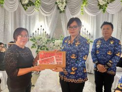 Melayat ke Rumah Duka Keluarga Mantiri- Kawilarang, Wawali Sendy Rumajar Serahkan Santunan Duka