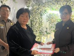 Sendy Rumajar Kunjungi Rumah Warga, Melayat dan Serahkan Santunan