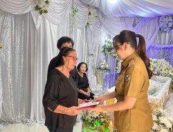 Wawali Sendy Berikan Penguatan dan Serahkan Santunan Duka Atas Meninggalnya Alm Bernhard Mongdong