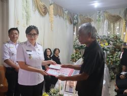 Melayat ke Rumah Duka, Wakil Walikota Sendy Rumajar Serahkan Santunan Duka