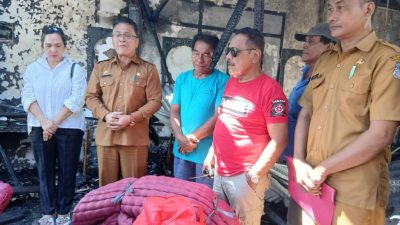 Gerak Cepat Gubernur Yulius Serahkan Bantuan Kepada Korban Kebakaran di Manado