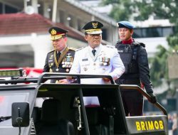 Buktikan Sinergitas yang Harmonis, Gubernur Yulius Selvanus Irup Hari Bhayangkara ke-79