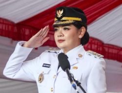 Wawali Sendy Rumajar Pimpin Penurunan Bendera Merah Putih HUT ke-80 RI