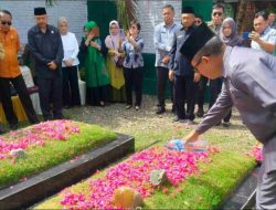Momen Pj Sekprov Tahlis Gallang Tabur Bunga di Makam Mantan Gubernur dan Wakil Gubernur Sulut di Gorontalo