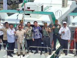 Perkuat Layanan Kesehatan Daerah Kepulauan dan Perbatasan, Gubernur YSK Terima 2 Unit Ambulance Laut