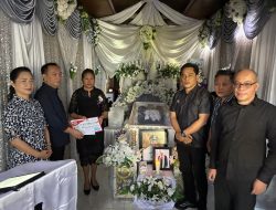 Walikota Caroll Senduk Melayat atas Meninggalnya Sekcam Tomohon Utara