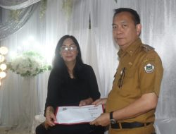 Melayat ke Rumah Duka, Walikota Caroll Serahkan Santunan Duka ke Ahli Waris Almarhum Meidy Pandey