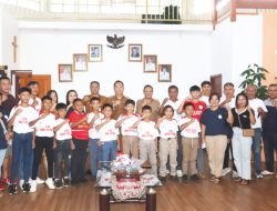 Walikota Caroll Senduk Lepas Tim Sepakbola SSB Bina Putra Tomohon ke Bali: Jaga Kekompakan, Raih Prestasi Terbaik