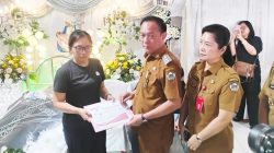 Melayat Dirumah Duka Keluarga Mandagi-Kembuan, Walikota Caroll Serahkan Santunan Duka