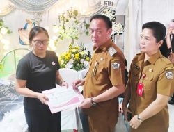 Melayat Dirumah Duka Keluarga Mandagi-Kembuan, Walikota Caroll Serahkan Santunan Duka