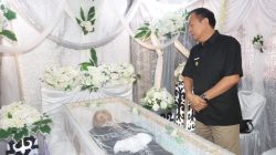 Walikota Caroll Senduk Melayat ke Rumah Duka Keluarga Besar Kalumata-Sangi