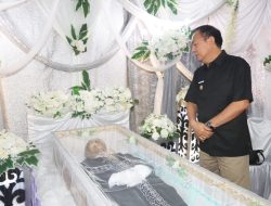 Walikota Caroll Senduk Melayat ke Rumah Duka Keluarga Besar Kalumata-Sangi