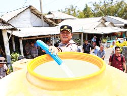 Polres Tomohon Salurkan 10.000 Liter Air Bersih Untuk Warga Tondangow di Tengah Kemarau Panjang