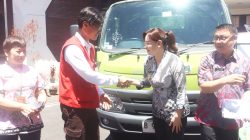 Pemkot Tomohon Terima Bantuan Truk Pengangkut Sampah Dari PT SMI, Begini Harapan Wawali Sendy Rumajar