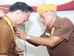 Walikota Caroll Senduk Terima Penghargaan Bintang LVRI