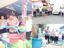 AKSI NYATA: Kapolres Tomohon Novrial Kombo Pimpin Langsung Penyaluran 15.000 Liter Air Bersih untuk Warga Uluindano